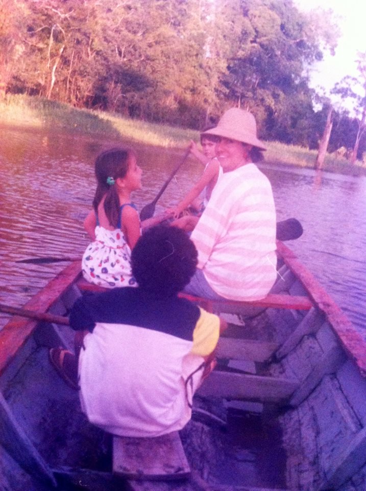 Paseo por la el rio Amazonas Personas en una canoa