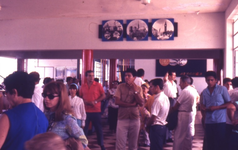 personas al interior del aeropuerto de Leticia