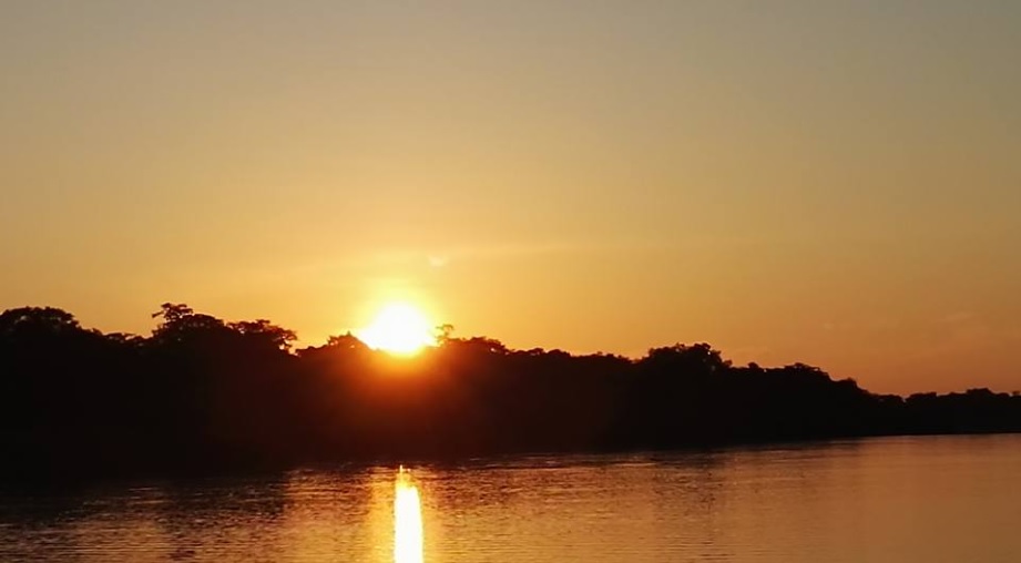 Atardecer en medio del rio Amazonas