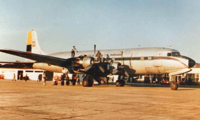 Avion estacionado en el Vasquez Cobo 