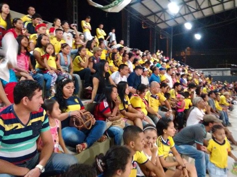 Estudiantes en la tribuna del coliseo 