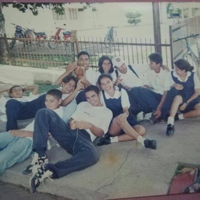 Personas en foto del recuerdo del 2000