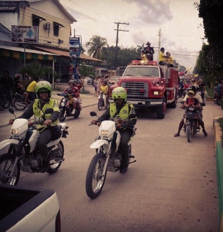 Policias en motos en caravana 