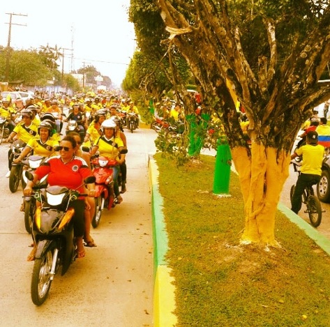 Avenida internacional con personas en caravanas