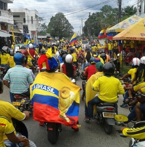 Personas en caravana en calles de Leticia