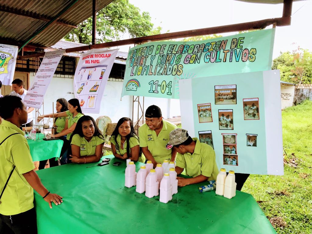 Estudiantes en el dia de la ciencia y la tecnologia