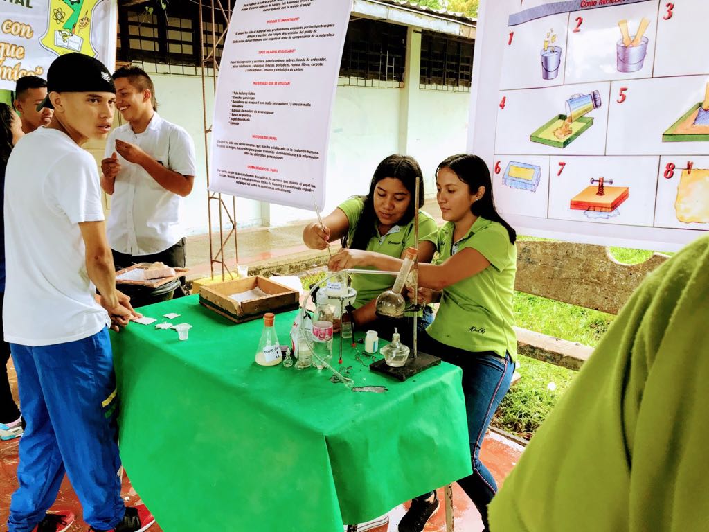 Estudiantes en ferias de emprendimiento