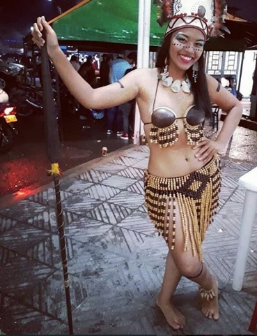 Mujer en traje tipico del Amazonas