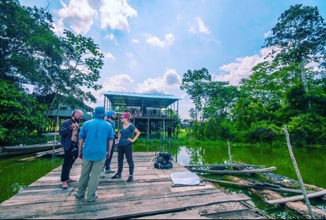Proyectos sobre el rio Amazonas Personas en una estructura de madera en el rio