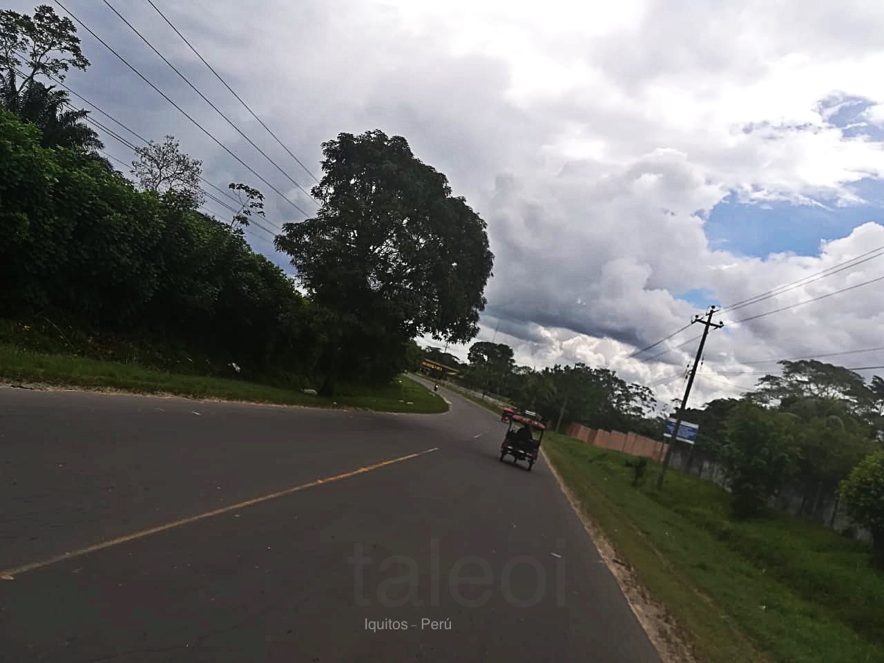 Calle en Iquitos Recorriendo en moto carro calle de Iquitos
