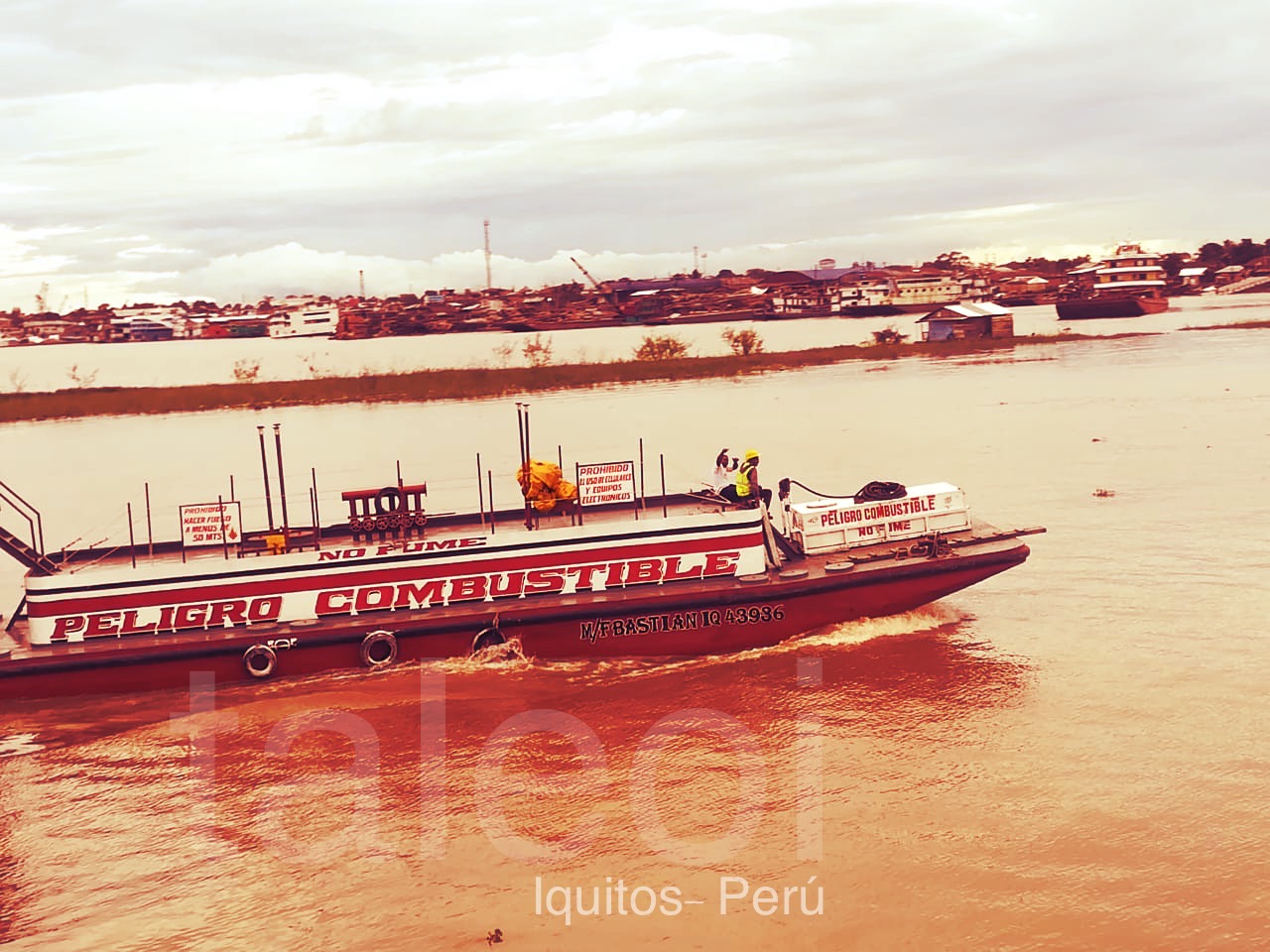 Iquitos y sus lugares principales Deslizador llegando a Iquitos