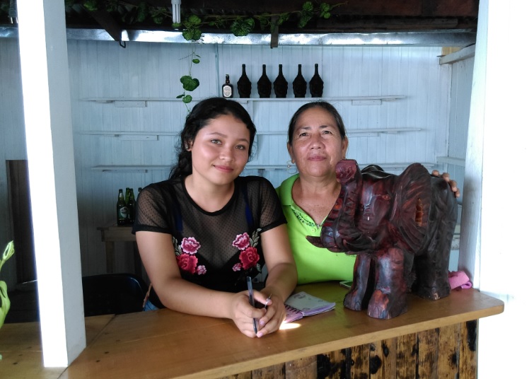 Dos mujeres en una barra