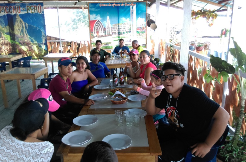 Personas en una mesa listos para comer