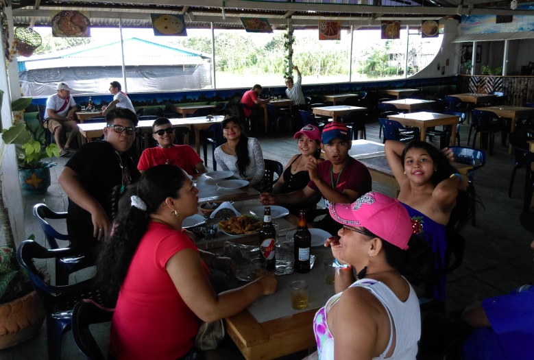 Personas en un restaurante en Peru