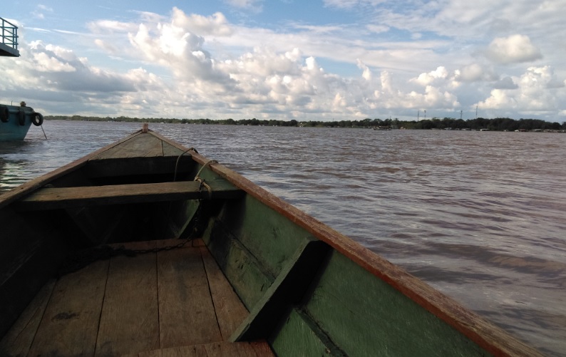 Balsa en el rio Amazonas