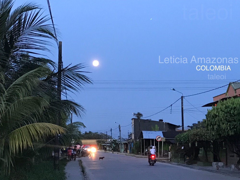 Leticia y sus lunas Foto a la Luna