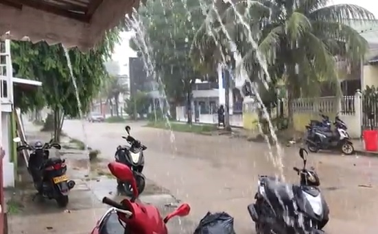 Calles de la ciudad lloviendo 