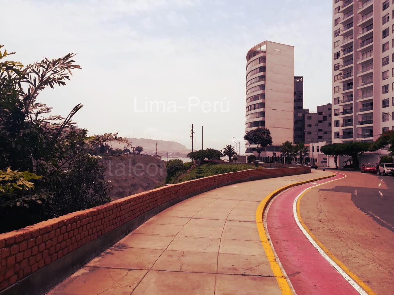 Anden que conduce a edificios 