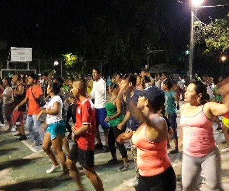 Rumba terapia en colegios de Leticia Personas en el coliceo del colegio la normal