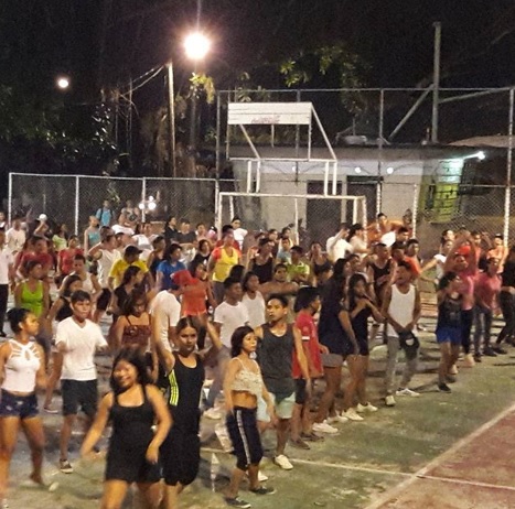 Actividades colegios de Leticia Personas en el coliceo del colegio la normal