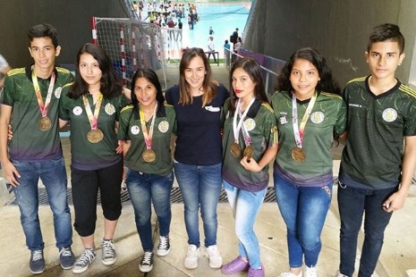 Deportistas del amazonas con sus medallas 