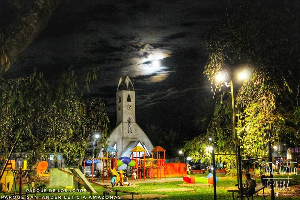 Foto de la iglesia en parque Santander