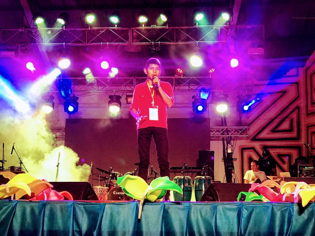 Festival pirarucu de Oro Niño en tarima cantando