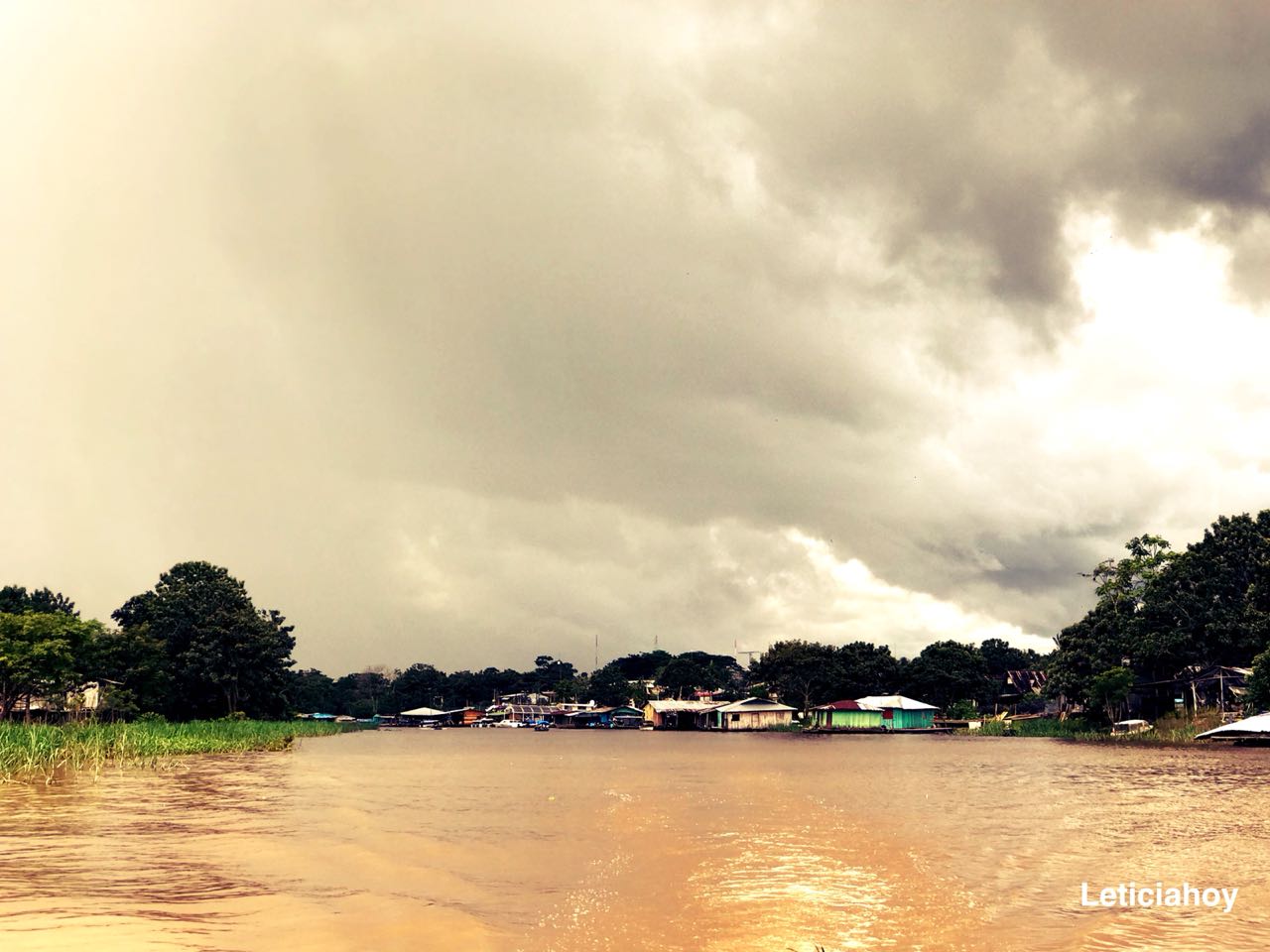 Entrando a Leticia en canoa en bote