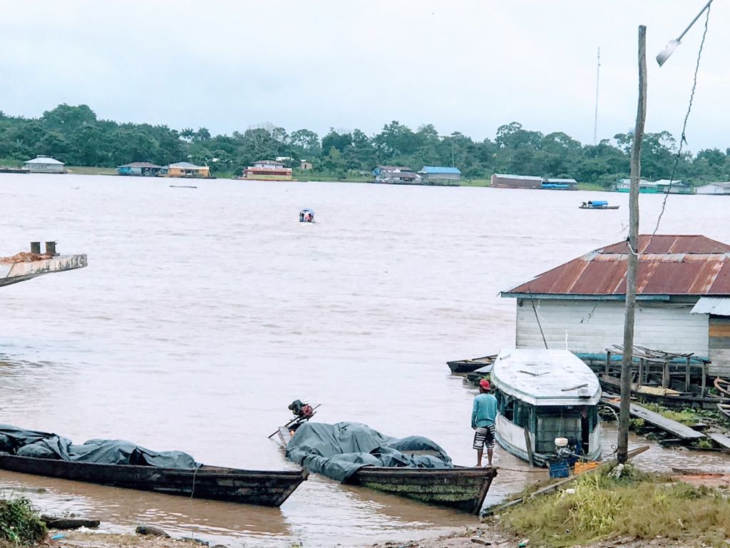 Pessoas na margem do rio Pessoas na margem do rio por Tv Onze
