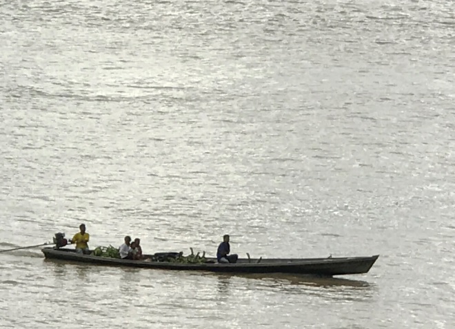 Canoa en el rio navegando