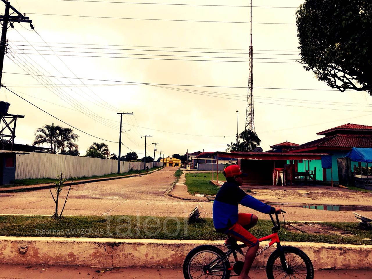 Jovem em uma bicicleta