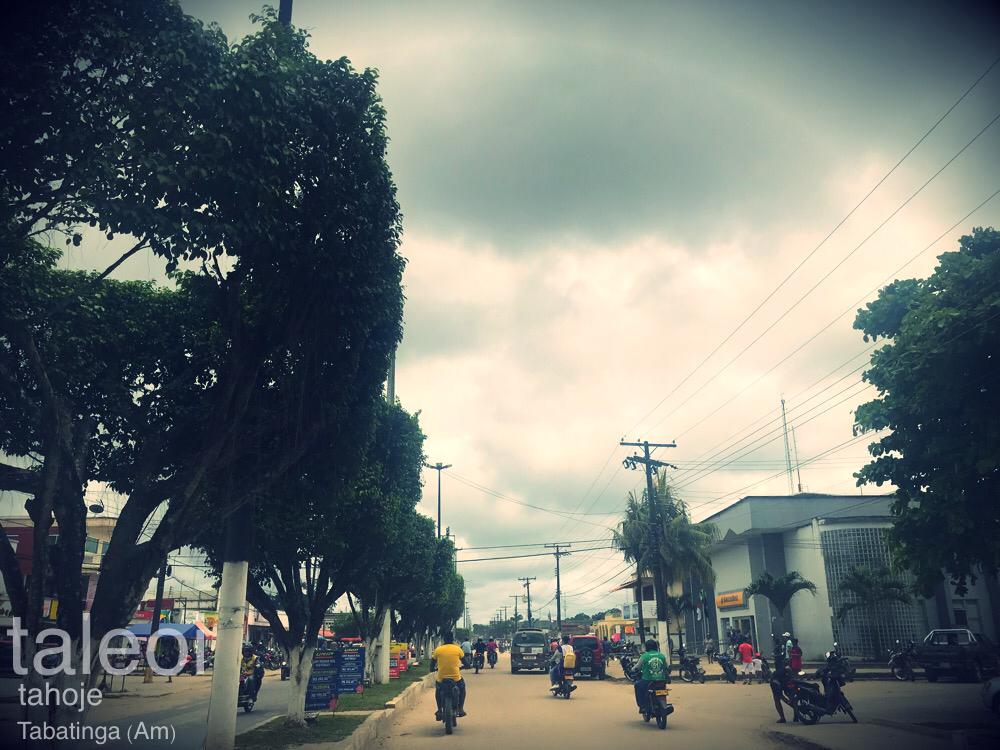 Pessoa em uma motocicleta andando da av. da Amizade 