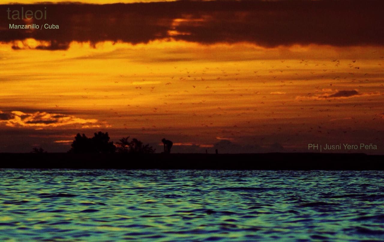 Foto de un atardecer en el mar