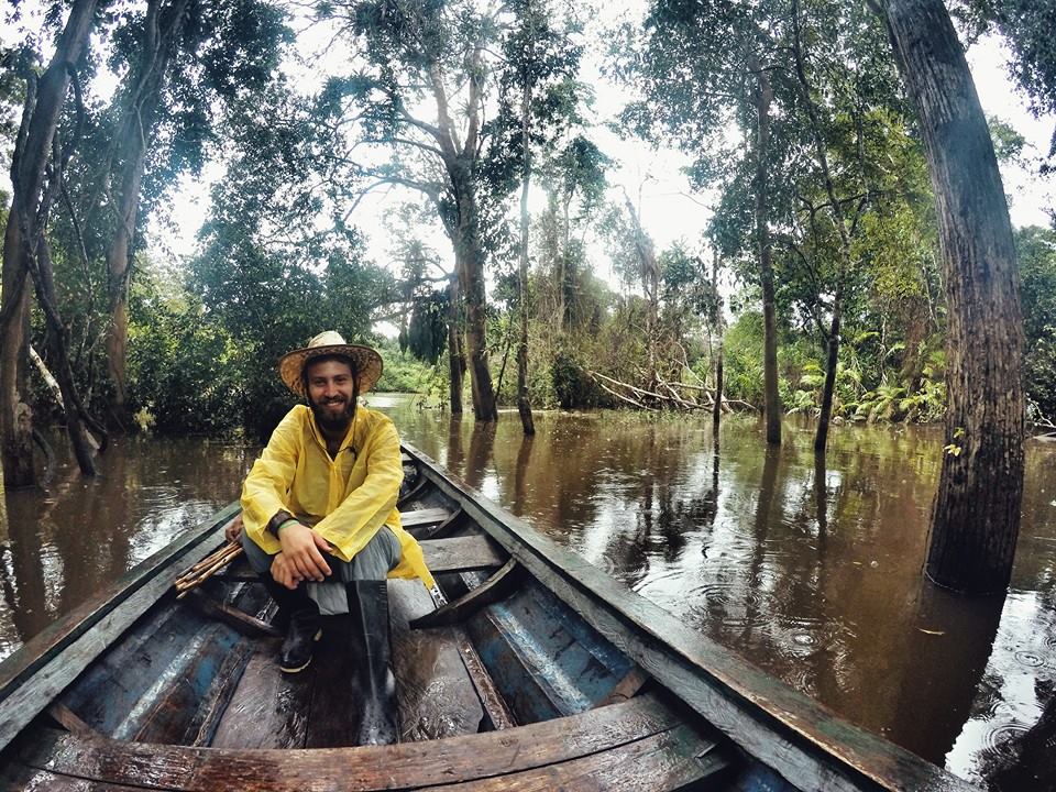 Canoas en rio amazonas en peru 