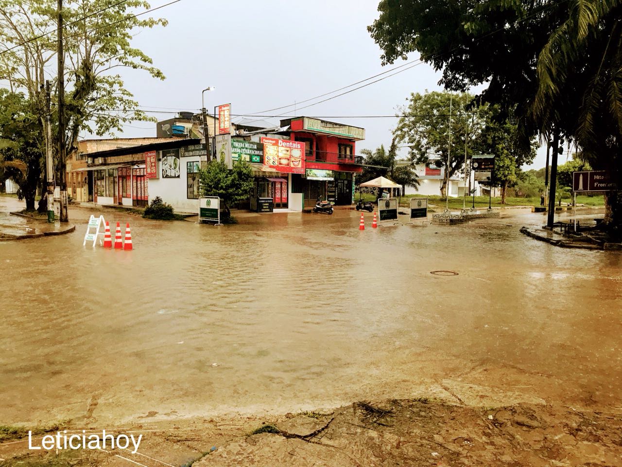 Avenida internacional inundada 