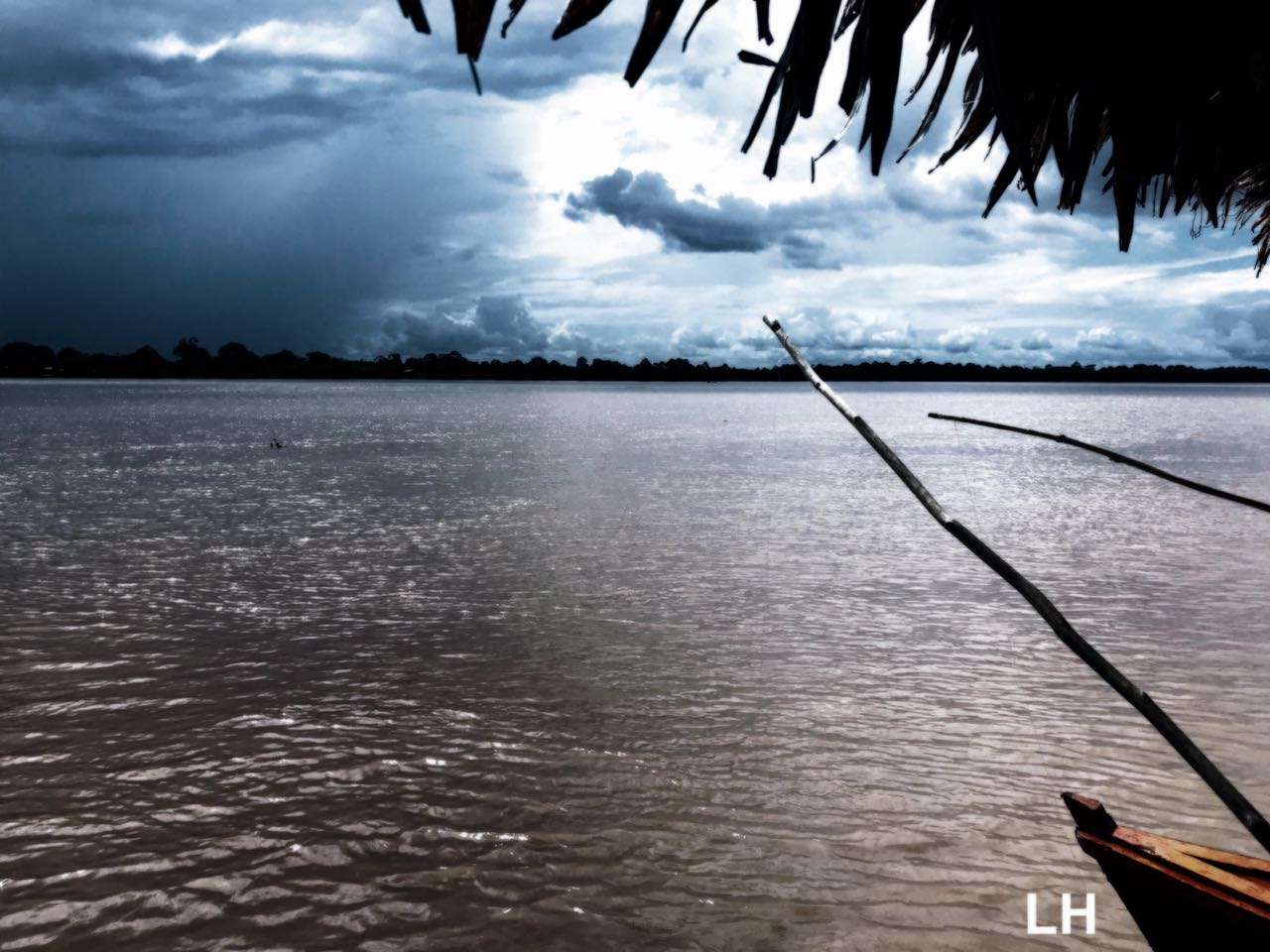 Personas pescando a orilla del rio Amazonas