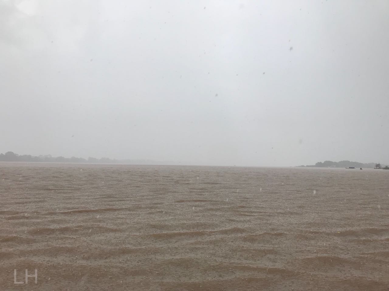Rio Amazonas proximo a una tormenta 