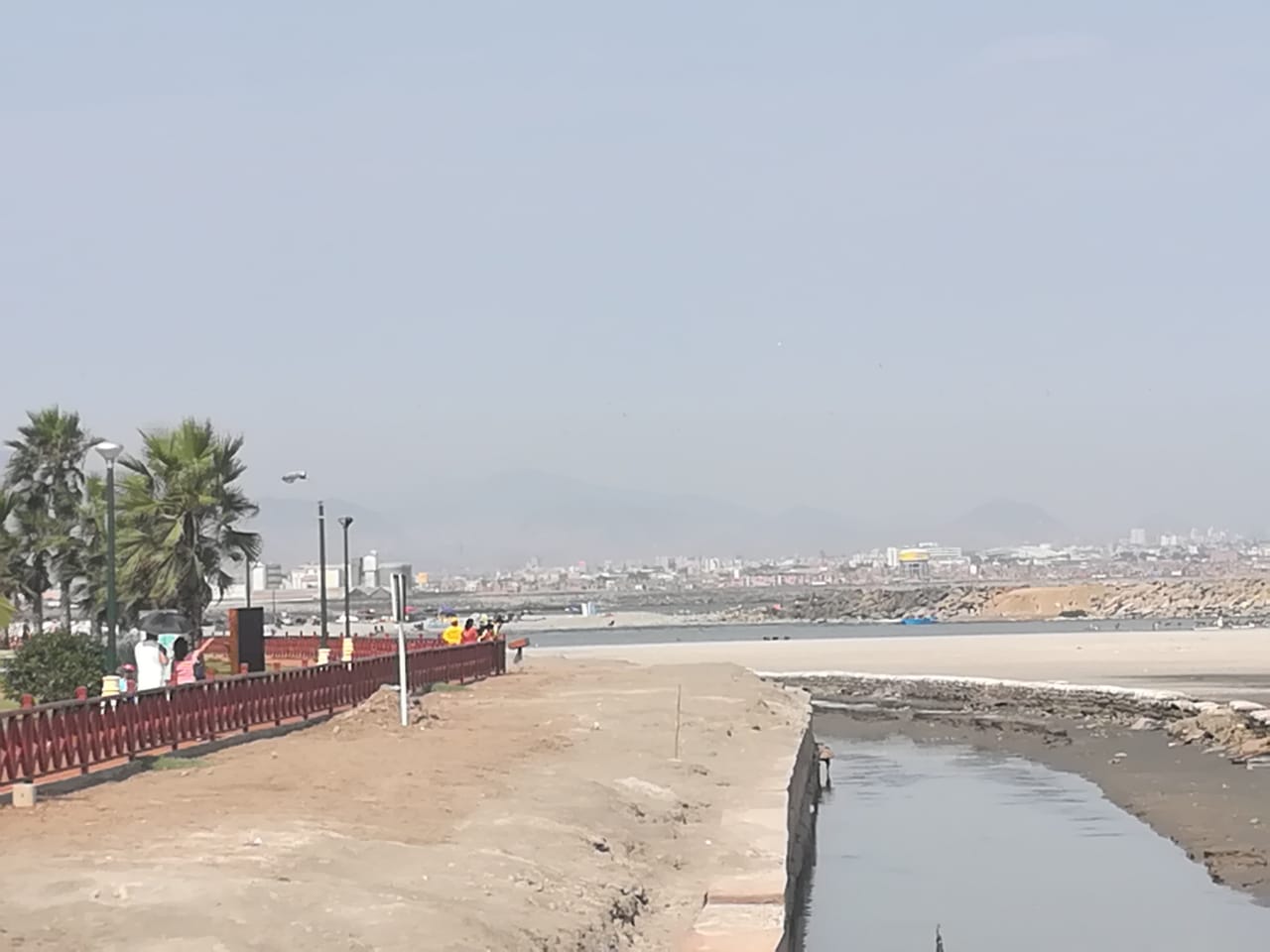 A orillas del mar en Lima