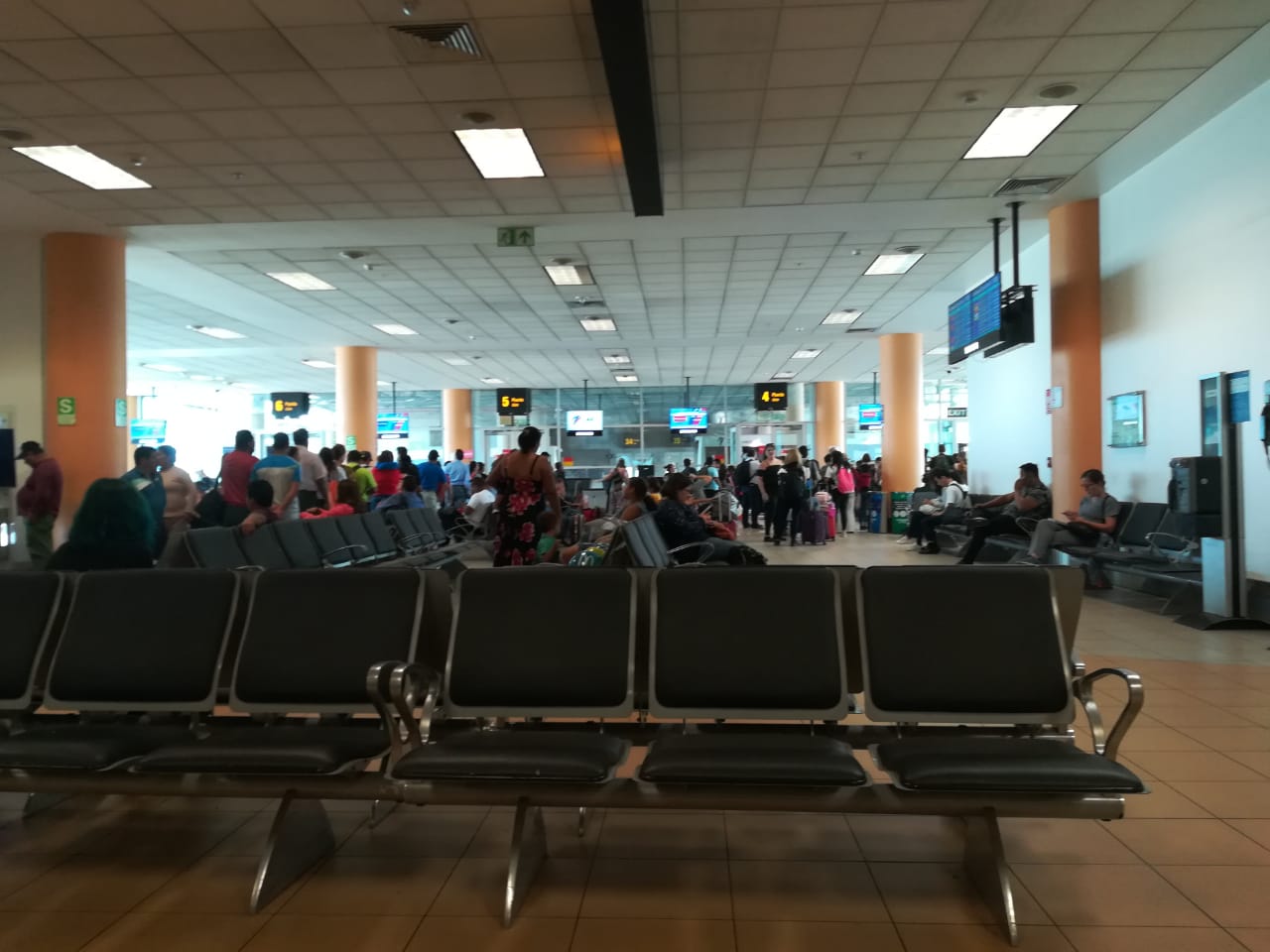 Sala de espera del Aeropuerto Internacional Jorge Chavez