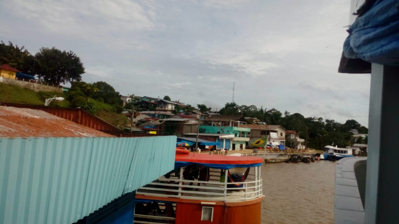 Barco a orillas del rio Amazonas 