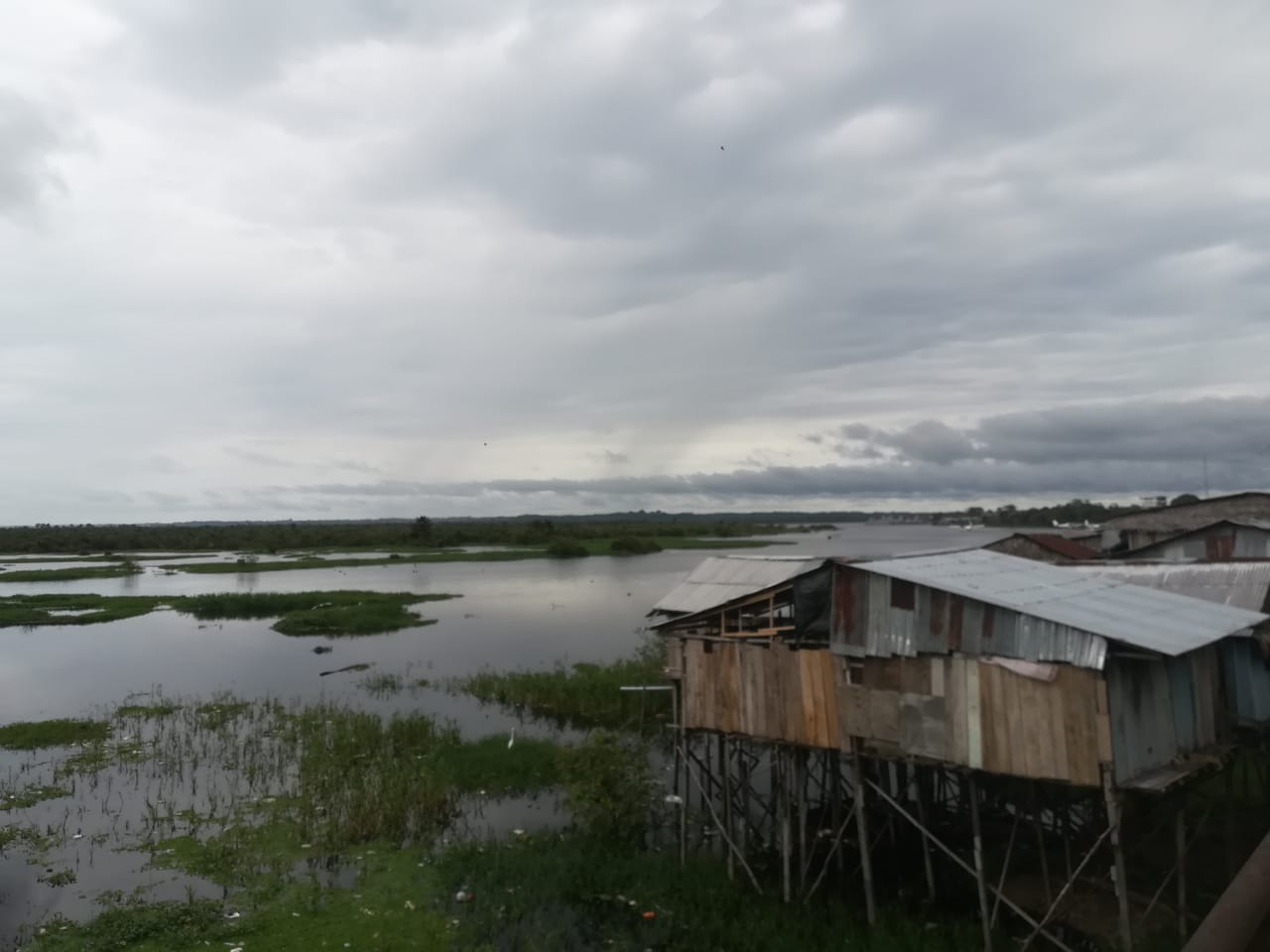 Casa a orillas del rio Amazonas