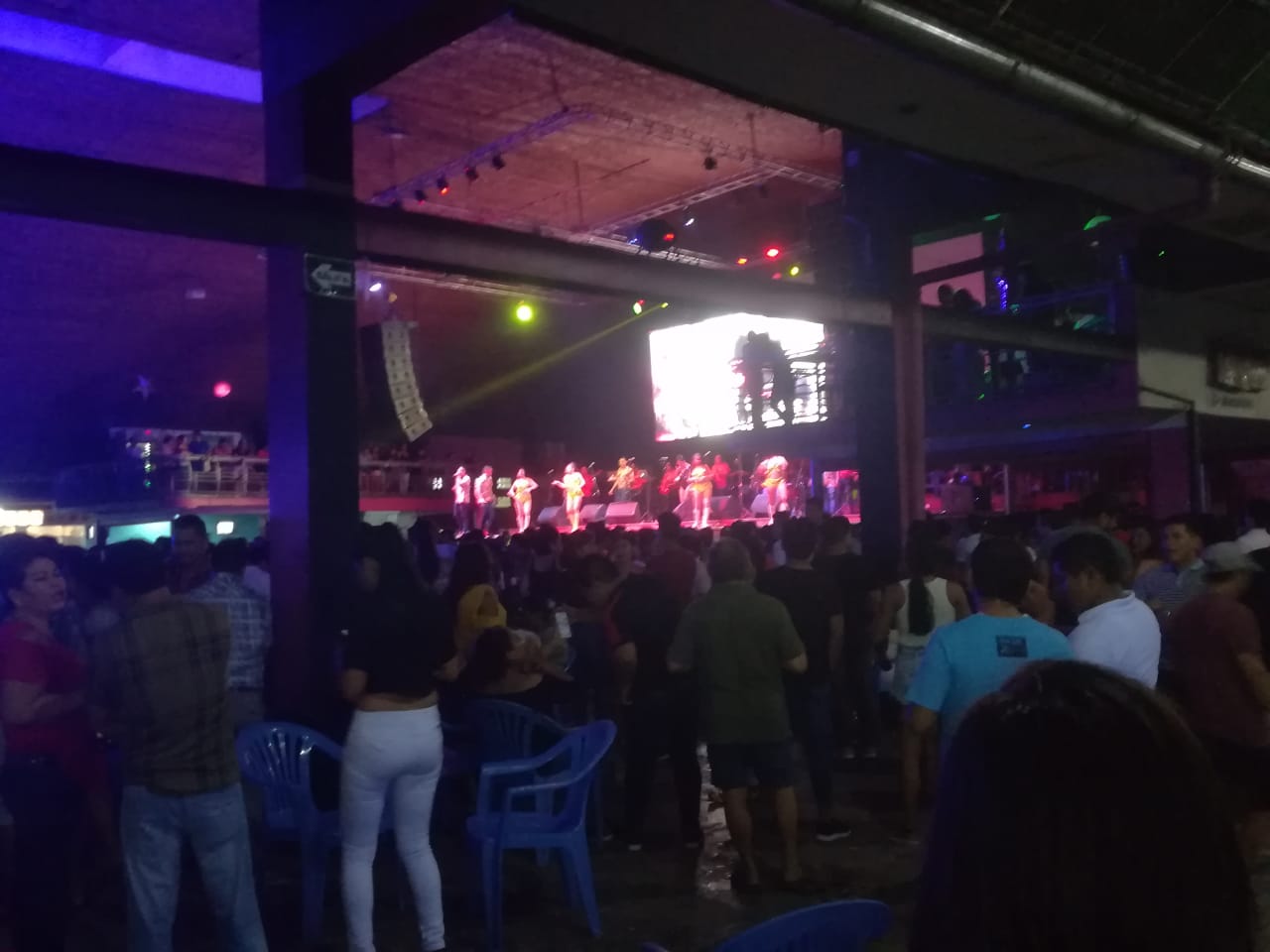 Personas en una tarima bailando