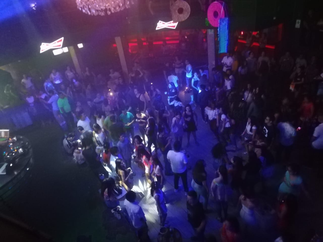 Discoteca con luces azules