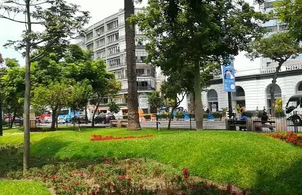 Persona caminando por parque en Lima