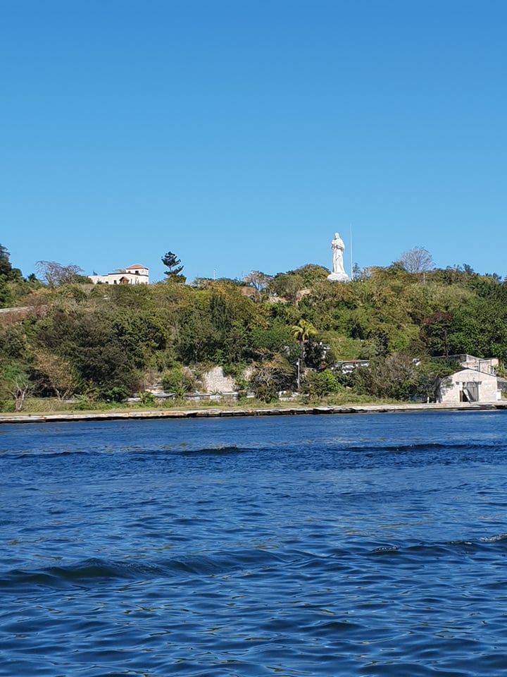 A orillas del mar en cuba