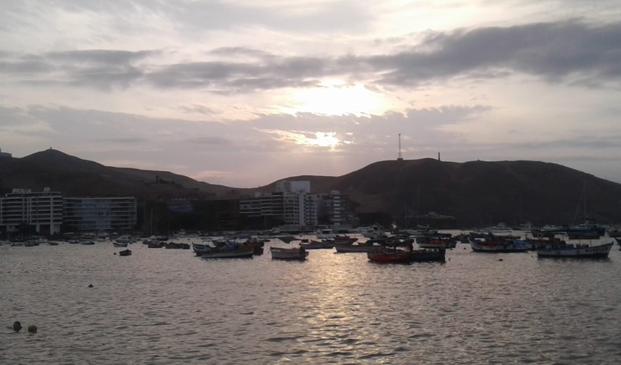 Embarcaciones en playa de Lima