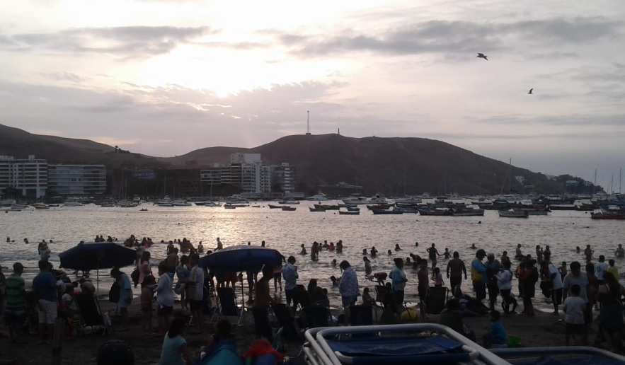 Personas en Balneario en Lima