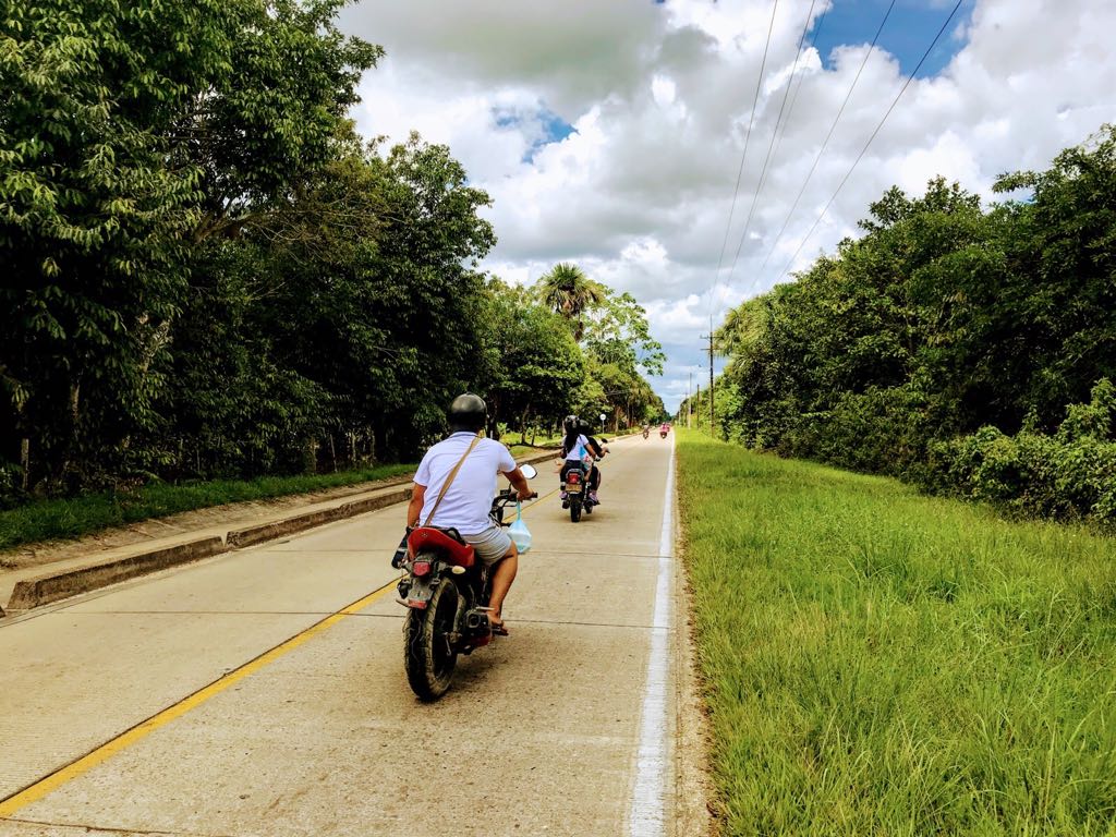 Persona en una moto fotografiando la carretera