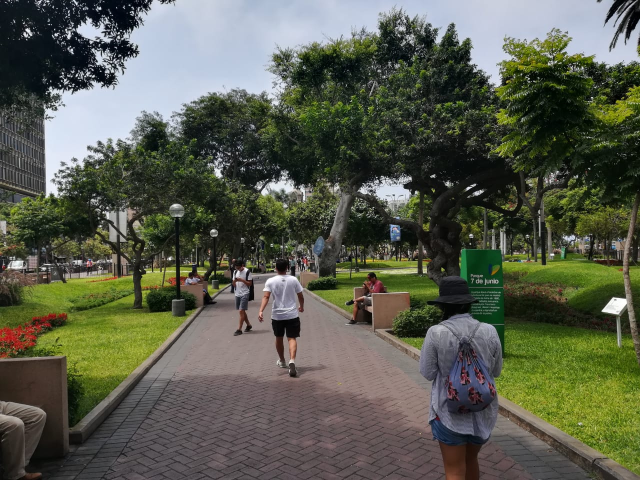 Persona caminando por parque en Lima