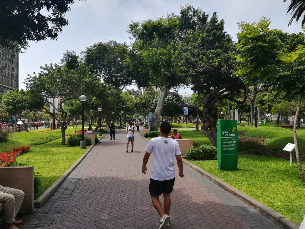 Persona caminando por parque en Lima